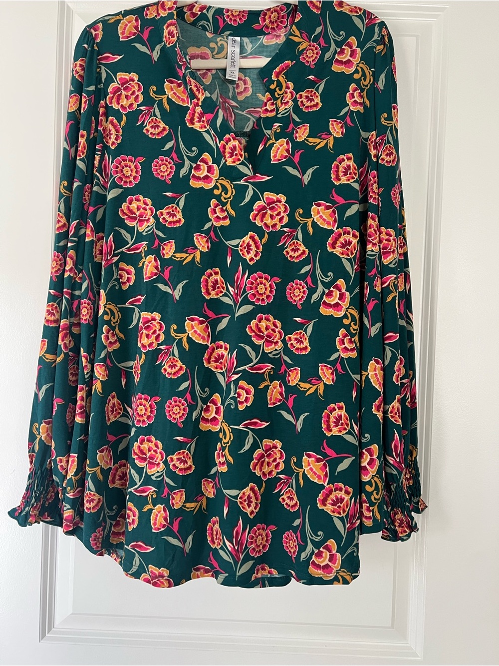Desr Scarlett Floral V-Neck Tunic Top in Dark Green with Pink Accents